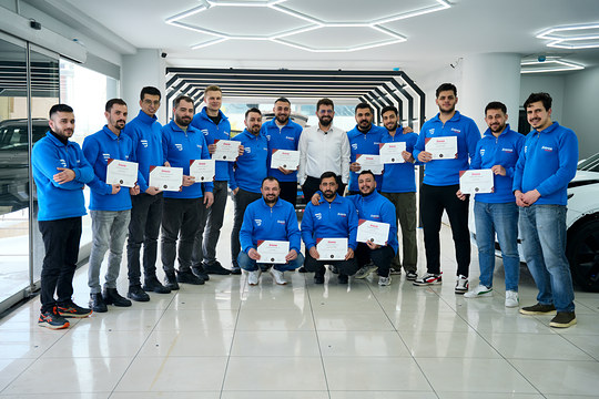 Sertifikalarını alan kursiyerlerimizle mezuniyet gününde Bowax Academy'de hatıra fotoğrafı çektirdik.