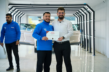 Uygulamalı Car Detailing eğitimini bitiren kursiyerimize sertifikasını Bowax kurucusu Lokman İn verdi.