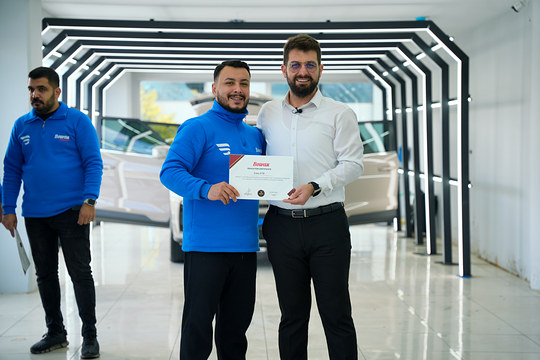 Uygulamalı Car Detailing eğitimini bitiren kursiyerimize sertifikasını Bowax kurucusu Lokman İn verdi.
