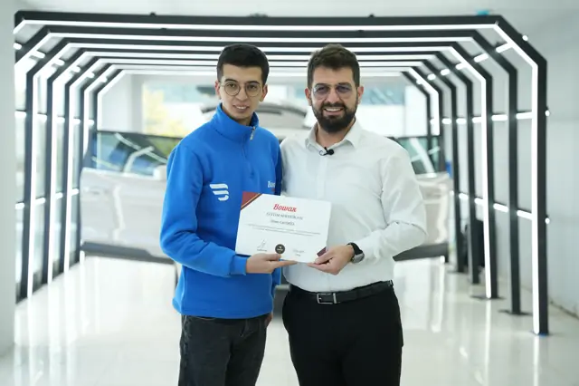 Altta imza ile mühür yer alıyor; program “Car Detailing” olarak geçiyor. Katılımın hangi tarihlerde gerçekleştiği de belgeye işlenmiş.

Mühürsüz bir çıktı belge sayılmaz; ıslak imza ve mühür belgeyi düzenleyeni bağlar.
