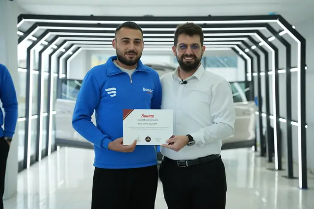 Belgede eğitimin adı “PPF Kaplama” olarak geçiyor; tarih aralığı 17/02/2025 – 22/02/2025.

Program adının belgede yazılı olması, katılımcının hangi hatta çalıştığını sonradan da okunabilir kılıyor.