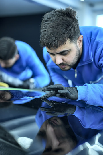 Bowax Academy'de pasta cila dersinde aynı araç üzerinde birden fazla kursiyerimiz polisaj yapıyor.