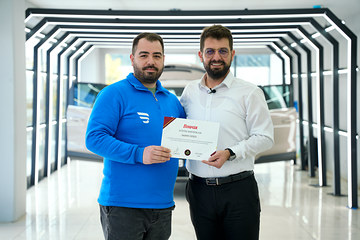 Car Detailing programını bitiren kursiyerimiz, mezuniyet gününde sertifikasını Lokman İn'in elinden aldı.