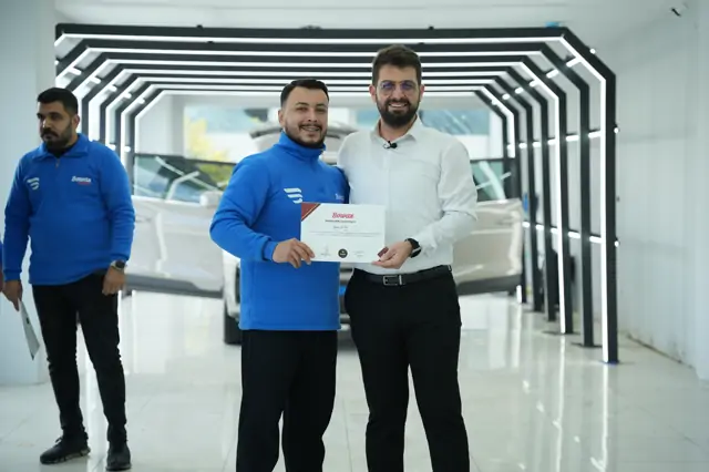 Belgenin yakın karesinde metin okunabiliyor: eğitimin 17/02/2025 – 22/02/2025 tarihleri arasında yapıldığı ve konusunun Car Detailing olduğu yazılı.

Sertifika bir hatıra değil; hangi programın hangi tarihlerde tamamlandığının kaydıdır. Belge üzerinde tarih ve program adı yoksa, o belge bir şey ispatlamaz.