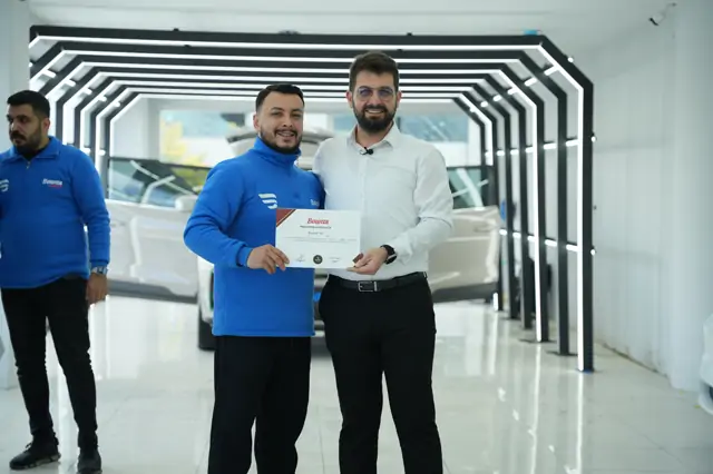 Bu seride bir belge diğerlerinden ayrılıyor: başlığı Türkçe değil, üzerinde “EDUCATION CERTIFICATE” yazıyor.

Aynı dönemde verilen diğer sertifikalar Türkçe düzenlenmiş. Yurt dışından katılan ya da belgesini yurt dışında kullanacak katılımcılar için belge dili değişebiliyor.