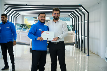Car Detailing eğitimini tamamlayan kursiyerimiz, sertifikasını mezuniyet gününde Bowax kurucusu Lokman İn'den aldı.