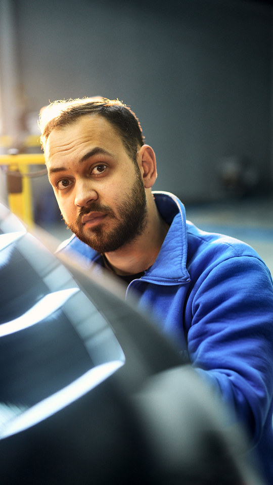 Oto detailing eğitimini gerçek araçlar üzerinde yapıyoruz; uygulama salonumuzda aracın başında çalışan kursiyerimiz.