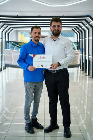 Car Detailing eğitimini bitiren kursiyerlerimize sertifikalarını mezuniyet gününde Lokman İn takdim etti.