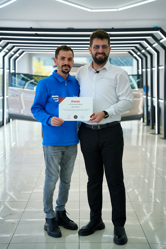 Car Detailing eğitimini bitiren kursiyerlerimize sertifikalarını mezuniyet gününde Lokman İn takdim etti.