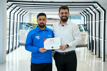 Car Detailing programını tamamlayan kursiyerimize sertifikasını Bowax kurucusu Lokman İn takdim etti.