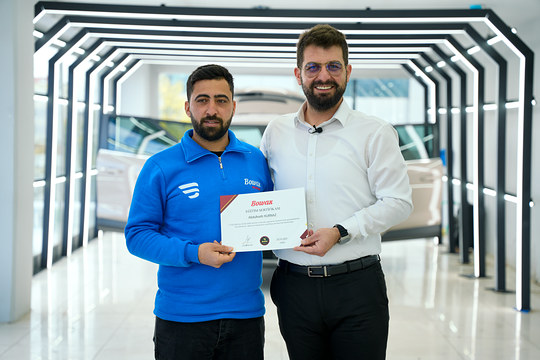 Car Detailing programını tamamlayan kursiyerimize sertifikasını Bowax kurucusu Lokman İn takdim etti.