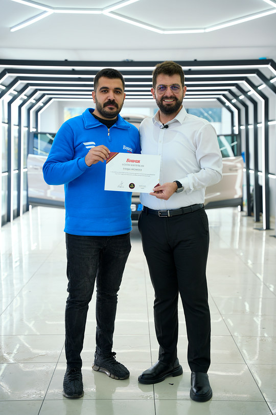 Cam filmi eğitimini tamamlayan kursiyerimiz, Bowax Academy sertifikasını mezuniyet gününde Lokman İn'den aldı.