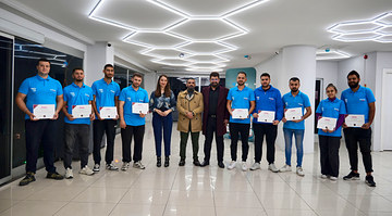 Eğitimini tamamlayan kursiyerlerimiz, sertifika töreninde misafirlerimizle birlikte akademi salonunda hatıra fotoğrafı çektirdi.