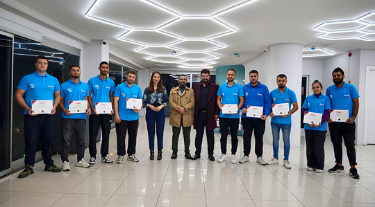 Eğitimini tamamlayan kursiyerlerimiz, sertifika töreninde misafirlerimizle birlikte akademi salonunda hatıra fotoğrafı çektirdi.