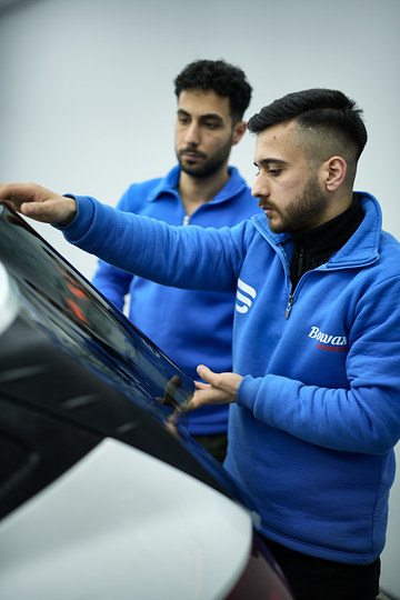 Bowax Academy cam filmi eğitiminde ölçü almak için büyük film parçasını camın üzerine yerleştiriyoruz.