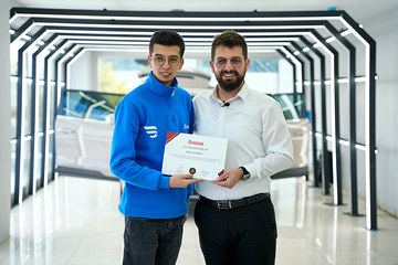 Oto detailing eğitimini tamamlayan kursiyerimize Bowax Academy sertifikasını Lokman İn verdi.