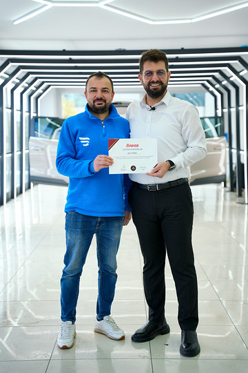 Uygulamalı PPF kaplama eğitimini bitiren kursiyerimize Bowax Academy sertifikasını Lokman İn verdi.