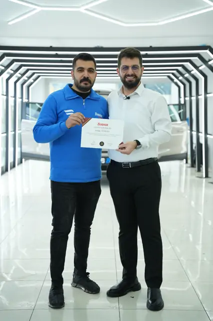 Belge metninde eğitimin 17/02/2025 – 22/02/2025 arasında uygulama merkezinde yapıldığı belirtiliyor; tarih alanı 22/02/2025.

Eğitimin nerede yapıldığının belgede geçmesi, uygulamalı programla teorik bir kursu ayıran ayrıntılardan biri.