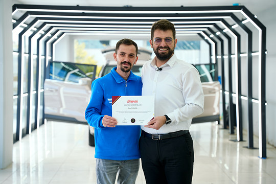 Car Detailing eğitiminden mezun olan kursiyerimiz, kendi adına düzenlenen sertifikasını Lokman İn'den aldı.