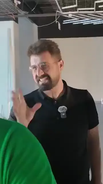 Anlatılan olay kaplanmış bir araçla ilgili. Üründe sorun çıkınca araç yeniden ele alınıyor.

Karanlıkta yandan vuran ışıkla bakıldığında tavanda çok sayıda göçük görülüyor. Sebebi, tavan sökülürken kolun tavana dayanmış olması.

Sonrasında bütün göçükler yeniden düzeltiliyor ve araç tekrar kaplanıyor. Anlatımın özeti de bu: yapılan ufacık bir şey, sonrasında baştan bir operasyona dönüyor.

Bu yüzden çok ucuz verilen rakamlar inandırıcı bulunmuyor; en ufak bir parçanın zarar görmesi alınan bedelin üstüne çıkabiliyor.
