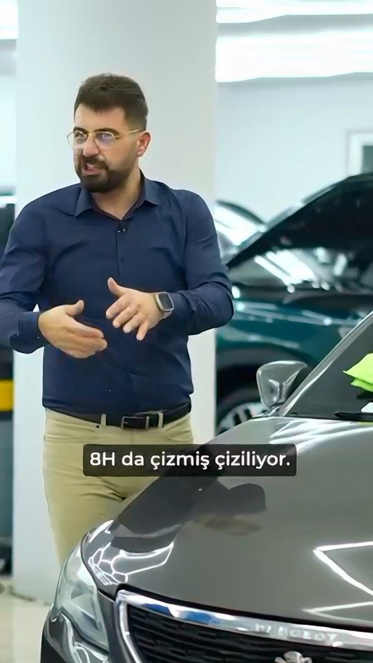 PPF'te mikronun film kalınlığını, seramikte H değerinin ise resim kalemi ucunun sertliğini anlattığını Bowax kurucusu Lokman İn araç başında açıklıyor.