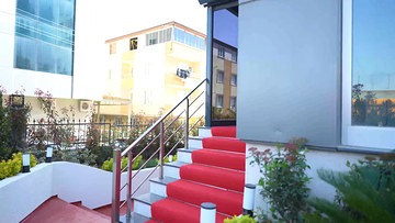 Bowax Academy mesleki car care eğitim binasının cam cepheli girişinden kısa bir kayıt; eğitimlerimiz ve etkinliklerimiz bu binada yapılıyor.