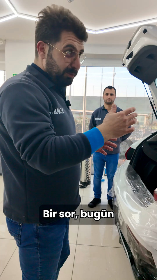 Bowax kurucusu Lokman İn, makinede kesilen hazır kesim PPF parçalarının kaplamada neden tek başına yetmediğini kursiyerlerimize anlatıyor.