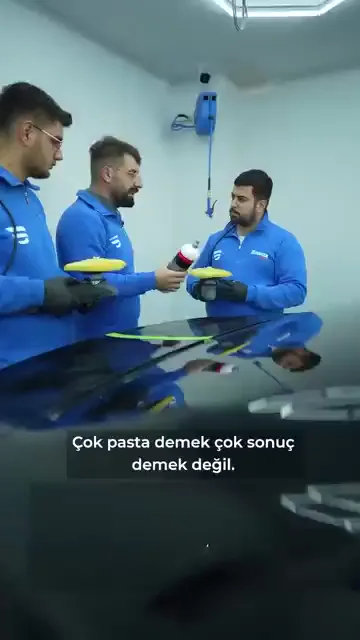 Hayır. "Çok pasta demek çok sonuç demek değil." Yağlı pastalarda zemin zaten yağlanıyor, fazlası işi hızlandırmıyor.

Fazla pasta ısınmayı artırıyor. Isındıkça sürekli pasta eklemek zorunda kalıyorsunuz; hem sarfiyat büyüyor hem iş zorlaşıyor.

Bir de görüş kaybı var. Zemin pastayla kaplandığında nerede çizik kaldığını göremiyorsunuz; videoda gösterilen çözüm, yanınızda hep bir pasta bezi bulundurup silmek ve zemini yeniden görmek.

Çalışması gereken tek başına pasta değil, pasta ile keçenin ortak alanı. Az kullanıp o alana müsaade etmek daha kısa yol.