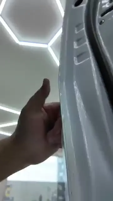 Geniş panellerden artan işi dar bölgeler bitiriyor: kapı kenarı, direk çevresi ve kulp çukuru gibi yerlere ince şeritler halinde film çekiliyor. Şerit, kenardan taşmayacak biçimde yerleştirilip parmakla bastırılarak kıvrımın içine alınıyor. Aracın en çok sürtünme gören noktaları çoğu zaman en küçük parçalarla korunur.