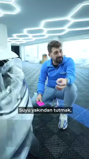 Yıkama tabancası araca yakından tutulmaz. Bu, araçta kaplama olup olmamasıyla ilgili bir kural değil; seramik de olsa, hiçbir şey de olmasa aynı.

Yakın tutulan yüksek basınç bir yerden mutlaka bir şey keser: kaplamayı kesmezse plastik parçayı, onu kesmezse cam fitilini zorlar.

Anlatımda örnek olarak kapı iç bölgeleri ve keçeler veriliyor. Ses yalıtımı için kullanılan keçeler yakından tutulan tabancayla “temizlenirken” mukavemetini kaybediyor; bir süre sonra sarkmış keçelerle gelen araçların sebebi bu.

Zor bölge temizlenecekse yol bellidir: yıkamaya başlamadan önce kimyasal veya jant ilacı uygulanır, bırakılıp yumuşatılır, sonra uzaktan durulanır. Bir yeri temizleyeyim derken başka bir yeri bozmamak, işin ilk şartı.
