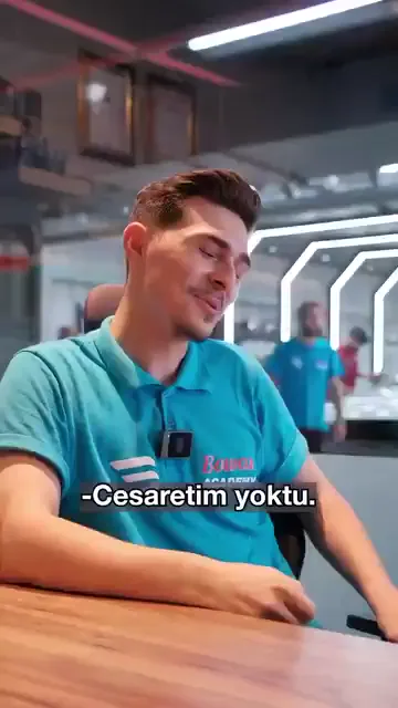 "Arabaya hevesim çok ama bu işle hiç alakam yoktu" diyen bir katılımcının anlattıkları. Gelmeden önce araştırmış, videoları izlemiş; yine de "Yapabilecek miyiz, olacak mı?" sorusuyla gelmiş.

Dönüm noktası uygulamada oluyor: "Ama bir tane elime aldım o tamponu oturttuktan sonrası, kolaymış bu güzelmiş." PPF'te ikinci günde "tamam" dediğini söylüyor.

Özgüvenin sınandığı yeri de anlatıyor. Babası, çizilmiş bir aracı bakması için aradığında "geldiğim zaman bakarız" diyebilmiş.

Kapanışta kendi tavsiyesini veriyor: sektördeki yanlış bilgiyle vakit kaybetmemek.