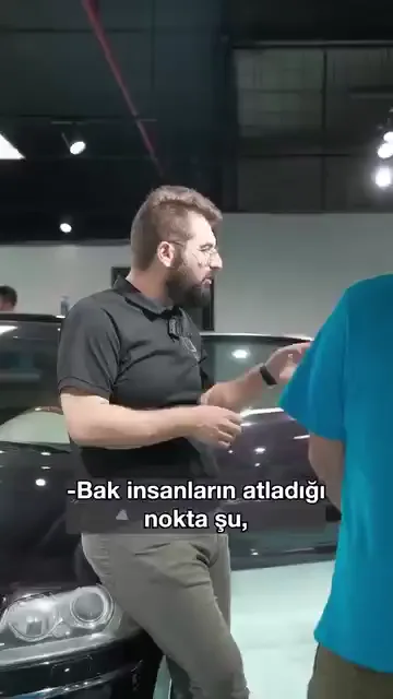 Telefonda sorulan "seramik kaç para" sorusu tek bir uygulamanın fiyatı gibi duruyor. Oysa videodaki tanım şu: "Seramik iki gün süren operasyonun son iki saati."

Öncesinde ön yıkama var. Demir tozu ve kir alınıyor, jantlar sökülüp temizleniyor.

Ardından aracın bütün polisaj işlemi yapılıyor; far, stop ve piano black aksamlar sıfır kondisyonuna taşınıyor.

Seramik ise koruma aşaması: sıfır kondisyona getirilmiş boyanın korunması. Tek isim üzerinden konuşulduğunda öncesindeki iki gün görünmez oluyor, oysa riskli ve uzmanlık isteyen kısım orası.