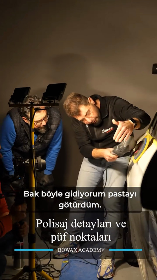 Polisajda makineyi geri çekerken pastanın nerede kalması gerektiğini Bowax kurucusu Lokman İn, kapı panelinde iki durumu karşılaştırarak gösteriyor.