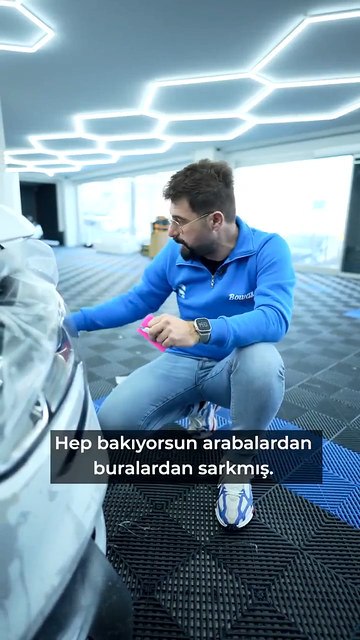 Yıkama tabancası yüzeye yakın tutulduğunda PPF kaplamaya, plastiklere ve keçelere ne olduğunu Lokman İn kaplı bir araç üzerinde anlatıyor.