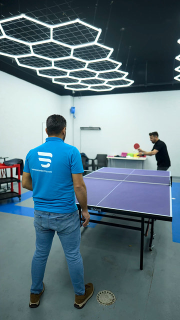 Bowax Academy'de eğitim arasında dinlenme alanında oynanan masa tenisinden bir servis ve ardından gelen uzun bir ralli.