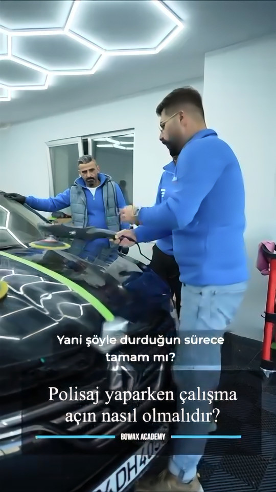 Polisajda dik dururken yüzeyde neyin görünmediğini ve pastayı geri çekerken çiziğin nasıl ortaya çıktığını Lokman İn bir kursiyerimize gösteriyor.