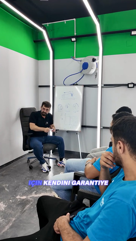 'PPF sökülürken boya kalkmasın' diye altına seramik kaplama yapmanın neden yanlış olduğunu Lokman İn sınıfta sebep sonuç ilişkisiyle anlatıyor.