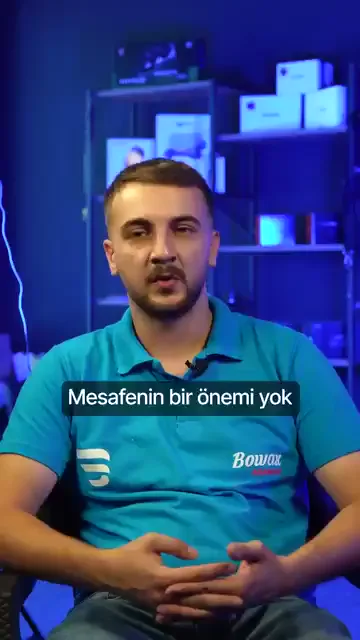 Katılımcı, uzaklığı en baştan denklemin dışına çıkarıyor: "Mesafenin bir önemi yok."

Tercih sebebini kurumsal yapıya bağlıyor; "Ben buranın en kurumsal yer olduğunu fark ettim" diyor ve beklentisini de net koyuyor: "buraya gelme amacım benim direkt işe hazır bir pozisyonda çıkmam."

Sorularını çekinmeden sorabildiğini, sorduklarının karşılıksız kalmadığını anlatıyor. "Ama bu işi burada öğrenirsin" cümlesi, gelme kararının arkasındaki cümle olarak duruyor.

Sosyal medyada gördüklerinin gerçeğe uyup uymadığını merak ettiğini de saklamıyor; gördükten sonraki hükmü şu: "Buradaki güzel işlerin bir yansımasıymış sosyal medya."