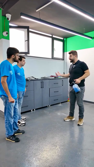 Pasta cila öncesinde önce demir tozu temizleyicinin, sonra kilin neden kullanıldığını Lokman İn kursiyerlerimize sırasıyla anlatıyor.