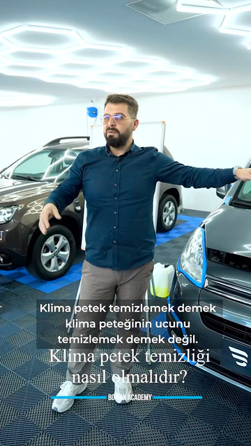 Sigara ve toz kokusu şikâyetiyle gelen araçta klima peteği temizliğinin nerede ve hangi sırayla yapıldığını Bowax kurucusu Lokman İn adım adım anlatıyor.