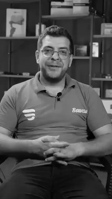 Ekranda tanıtım yazısı olarak katılımcının adı ve "Cam Filmi" görünüyor; kalanını kendisi anlatıyor.

Mehmet, Bursa'dan geliyor. Üniversite okumuş, kendi mesleğini yapamayıp otomotiv sektöründe çalışmış; kursları araştırırken burayı bulmuş.

En çok uygulama yoğunluğundan söz ediyor: geldiğinden beri uygulama yaptıklarını, bir haftalık eğitimde çok şey göreceğini düşünerek geldiğini ve gördüğünü söylüyor. Takıldığı yerde soru sorduğunda hocaların hemen geldiğini ekliyor.

Anlatımın arasına aracın camına film çekilen bir bölüm giriyor; söylenen uygulama ekranda da karşılığını buluyor.