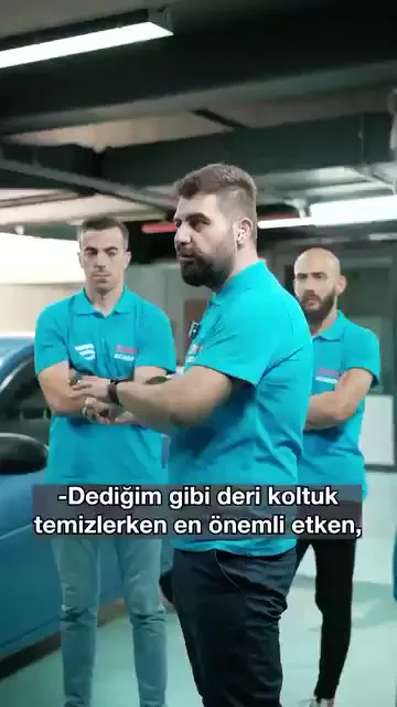 Deri koltukta iki şey belirleyici: kullandığınız detay temizlik kimyasalı ve deriye zarar vermeyecek yumuşaklıkta fırça.

Sihirli sünger en son sırada. Yapısı zımpara gibi çalışıyor; her sürüşte derinin ömründen alıyor.

Yaygın kullanılmasının sebebi hızlı sonuç vermesi. Videoda çoğu yerde işe ondan başlandığı, oysa her işlemde derinin yüzeyinin ve boyasının aşındığı söyleniyor.

Yine de tamamen dışlanmıyor: çıkmayan bir leke ya da tahrip olmuş bir bölge varsa, en son noktada kullanılabiliyor.