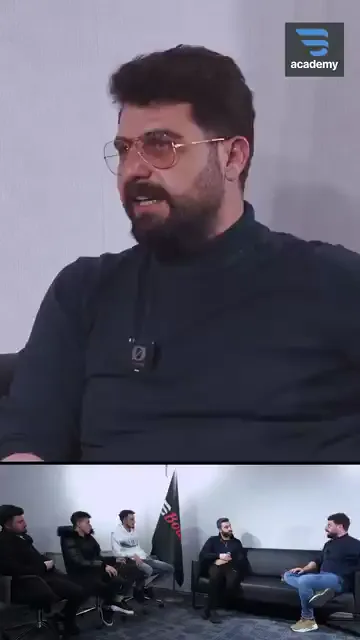 Söyleşide, dükkânı olduğu hâlde eğitime katıldığını göstermek istemeyen kişiler anlatılıyor. Gerekçe olarak, o güne kadar müşterilerine yaptığı işin sorgulanacağı kaygısı aktarılıyor.

Eğitmenin itirazı basit: kendini geliştirmek için gelinen yerde saklanacak bir şey yok.

Aynı bölümde, bugün eğitim veren isimlerin bir kısmının kendi öğrencisi olduğunu söylüyor; kısa süre önce not tutarak öğrenen birinin bugün aynı işi anlatan videolar çektiğini örnek veriyor.

Konuşmanın çerçevesi sektördeki algı: yapılan iş değil, görünen taraf konuşuluyor.