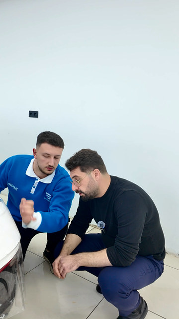 PPF kaplamada tampona film çekerken iki elin gücünün neden dengelenmesi gerektiğini eğitmenimiz uygulamada gösteriyor.