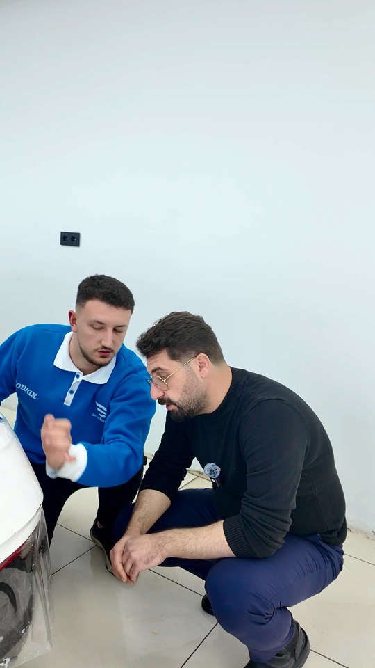 PPF kaplamada tampona film çekerken iki elin gücünün neden dengelenmesi gerektiğini eğitmenimiz uygulamada gösteriyor.