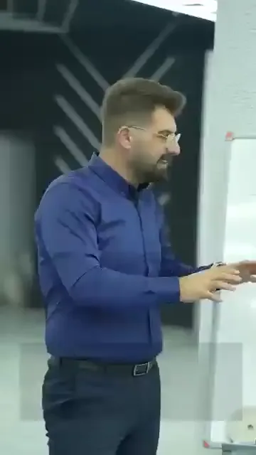 Cevap doğrudan veriliyor: bu işi ciddi manada yapıyorsanız liftiniz olmalı. Ölçü de şu — lift, polisaj makinesi ve elinizdeki pasta kadar işin parçası.

Sebebi erişim. Yüksek devirle dönen bir makineyle aracın yanına yatıp kapının altındaki çiziği görme şansınız yok; göremediğiniz çiziği alma şansınız da yok.

Liftsiz çalışıldığında pratikte olan da anlatılıyor: kaput, tavan, bagaj ve kordon üstü yapılıyor, yanlara sadece makine tutuluyor. Araç yarım kalıyor.

Bir de kendi sağlığınız var. Beliniz tutmadığında araç yapılamıyor; bu yüzden lift bir konfor değil, süreklilik meselesi olarak anlatılıyor.