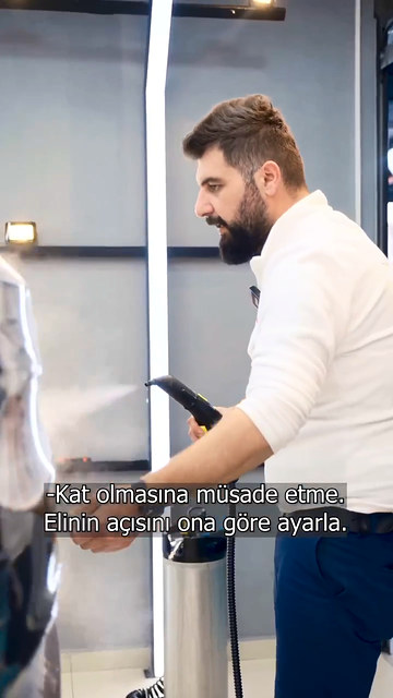 Ön tampona film uygulanırken buharla ısıtma ile ragle çekişinin aynı anda nasıl yürüdüğünü Lokman İn PPF eğitiminde kursiyerimize gösteriyor.