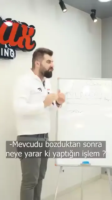 Sınıfta tahtanın önünde anlatılan konu sonucun bütünü: "Senin arabanın çiziklerini aldık ama fitil ve dodik yandı. Stop yandı, farı erittik." Bu tabloda araç çiziksiz olsa da zarar görmüş oluyor.

Mevcudu bozarak elde edilen sonuç, sonuç sayılmıyor.

İşin adını küçültmemek de bunun parçası. "Ya n'olur ki pasta cila, n'olur ki iç detay temizlik" denmemesi isteniyor, çünkü araçların kıymeti yüksek.

Ticari tarafı da var: müşteriye işin mantığı anlatıldığında bilinçli araç sahibi ucuz olanı değil doğru olanı seçiyor. Baştan pahalı görünen, dönüşünde ucuza geliyor.