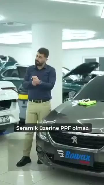 Yapılmaz. Seramik uygulanan yüzey hidrofobik hale geldiği için, üzerine gelen film aracın kaporta boyasına tutunamaz.

Tutunmayan film darbe anında kendisinden beklenen mukavemeti veremez; kaza sırasında yüzeyden sıyrılıp gider. Eğitmenin ifadesi net: “Bak üzerine tutmaz demiyorum. Yapılmaz diyorum.”

Kalınlık tarafı da aynı kapıya çıkıyor. Seramik yüzeyde 4–5 mikronluk çok ince bir katman bırakır; çok daha kalın olan filmin altında kaldığı için ortaya ek bir koruma çıkmaz.

Parlaklık için düşünülüyorsa film zaten hidrofobik yapıya ve kendini yenileyen (self-healing) katmana sahip. İkisini üst üste koymak yerine biri seçilmeli; sıra bozulduğunda kazanılan bir şey yok, kaybedilen mukavemet var.