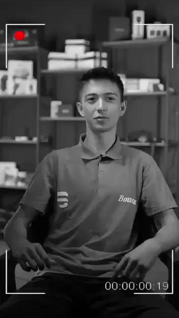 Kendi ifadesiyle bir “kırılma noktası” anlatıyor.

Anlattığına göre okuduğu yolun sonunda kendisini istemediği işlerde çalışırken bulmuş; mesleki bir alana, bu sektöre yönelmek onun için dönüm noktası olmuş.
